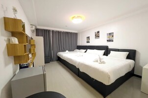 Family Room | Desk, iron/ironing board, free WiFi