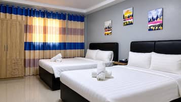 Family Room | Desk, iron/ironing board, free WiFi