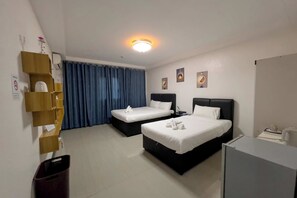 Deluxe Triple Room | Meja, seterika/papan seterika, Wi-fi percuma 