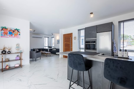 3 habitaciones y acceso a internet . Modern Garden Villa Near Jan Thiel Mambo