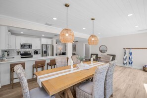 House - NEW Beach Envy 4BR Pool Spa Steps From Sand (Indian Rocks Beach)