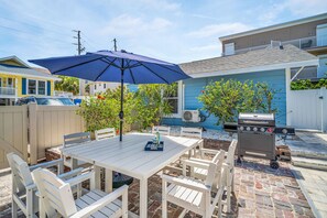 BBQ/picnic Area - NEW Beach Envy 4BR Pool Spa Steps From Sand (Indian Rocks Beach)