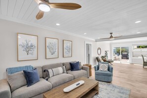 Interior - NEW Beach Envy 4BR Pool Spa Steps From Sand (Indian Rocks Beach)