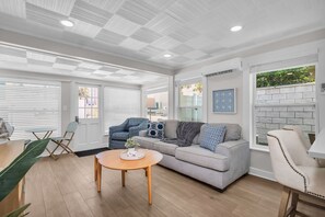 House | 1 bedroom, Internet - New Sweet Beach Nook Hot Tub Ocean Vibes (Indian Rocks Beach)