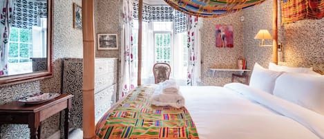 1 habitación, escritorio, tabla de planchar con plancha y internet