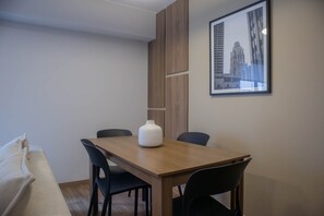 House | 2 bedrooms, Internet - w Elegant 2BR w Distinctive Deco in Miraflores (Lima)