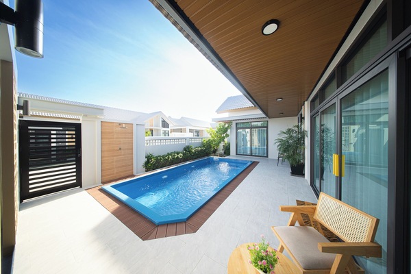 Indoor/outdoor pool