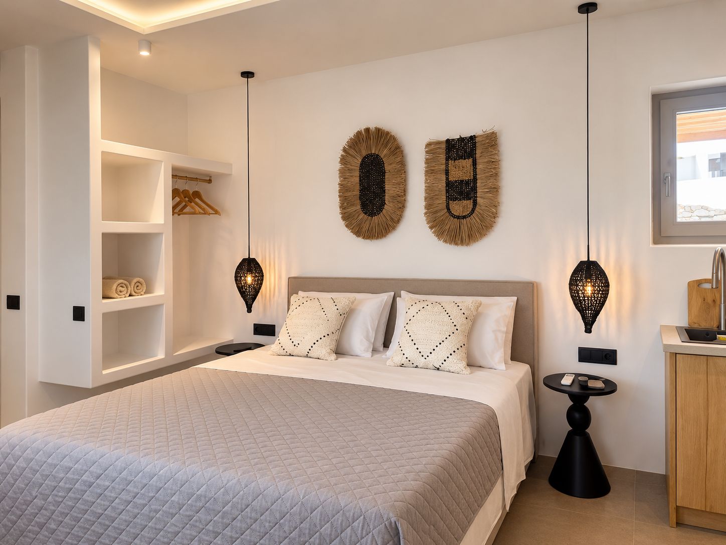 Ein modernes Schlafzimmer mit einem großen Bett, Nachttischen, einer eingebauten Regaleinheit und dekorativer Wandkunst.
