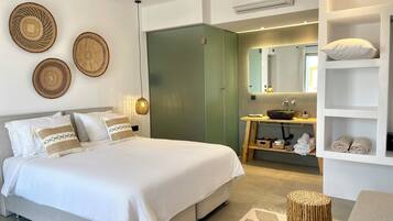 Suite Deluxe, vistas a la piscina | Ropa de cama de alta calidad y colchones con acolchado adicional