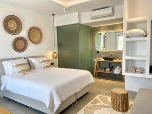 Phòng Suite Deluxe, quang cảnh hồ bơi | Bộ đồ giường cao cấp, nệm có lớp đệm bông, két bảo mật tại phòng 