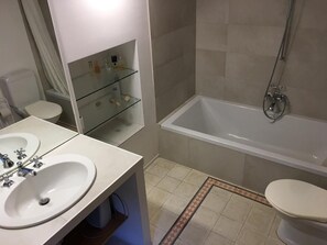 Haartrockner, Handtücher, Seife, Toilettenpapier