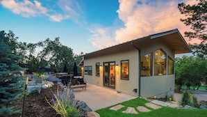 A modern house with a patio, outdoor seating, and a well-maintained garden. - Hot tub, Outdoor dining, BBQ Grill, Fire pit & Gym (Colorado Springs)