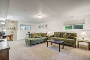 Televisión, chimenea, libros y oficina 