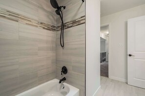 Ducha, secador de pelo y toallas