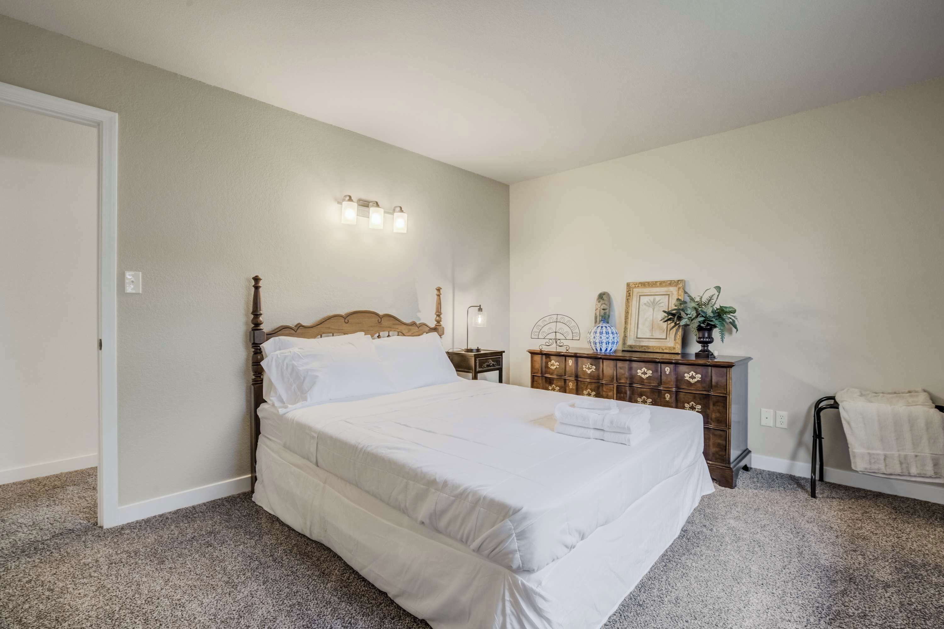 4 bedrooms, desk, iron/ironing board, WiFi
