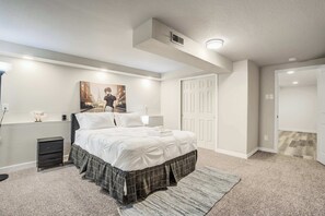 4 slaapkamers, een bureau, een strijkplank/strijkijzer, wifi