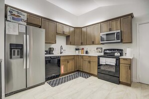 Een koelkast, een microgolfoven, een oven, een kookplaat