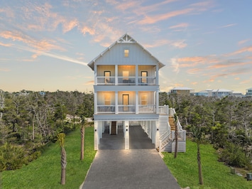 Sandy Peaches - Gorgeous, brand new home!