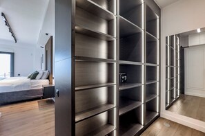 Luxury-Apartment, Stadtblick | Schrank
