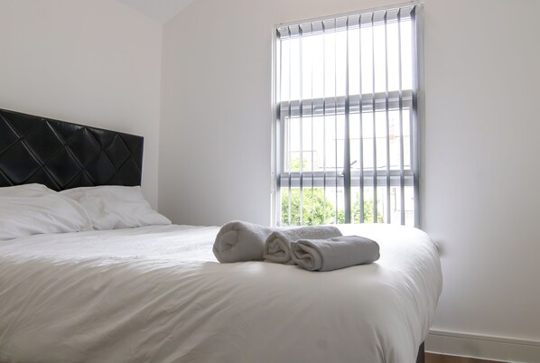 3 habitaciones, tabla de planchar con plancha, wifi y ropa de cama