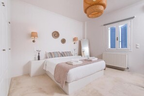 2 bedrooms, iron/ironing board, WiFi, bed sheets - Golden Sunrise Suites - Santorini Lux Family Suite (Agia Paraskevi)