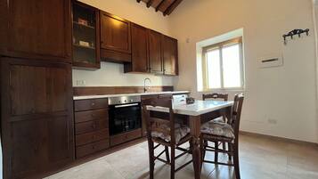 Kühlschrank, Ofen, Herdplatte, Wasserkocher mit Kaffee-/Teezubehör