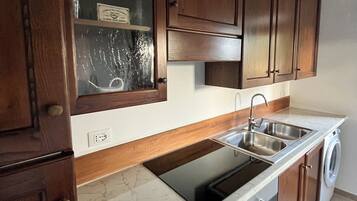 Fridge, oven, stovetop, coffee/tea maker