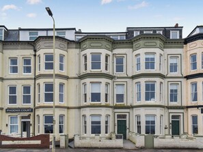 Exterior - 4 bedroom accommodation in Scarborough (Scarborough)