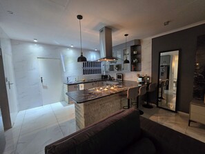 Mikrobølgeovn, ovn og kokeplater