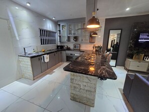 Een microgolfoven, een oven, een kookplaat