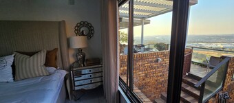 180 Degrees View on The Kloof – 5-Bedroom Luxury Home with a View in Roodepoort