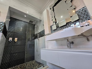 Douche, serviettes fournies, savon, papier de toilette