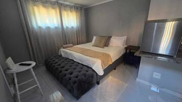 5 bedrooms, iron/ironing board, WiFi, bed sheets