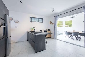 Frigorífico, horno, placa de cocina y lavavajillas