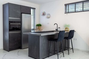 Frigorífico, horno, placa de cocina y lavavajillas