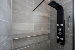 Een douche, een haardroger, handdoeken