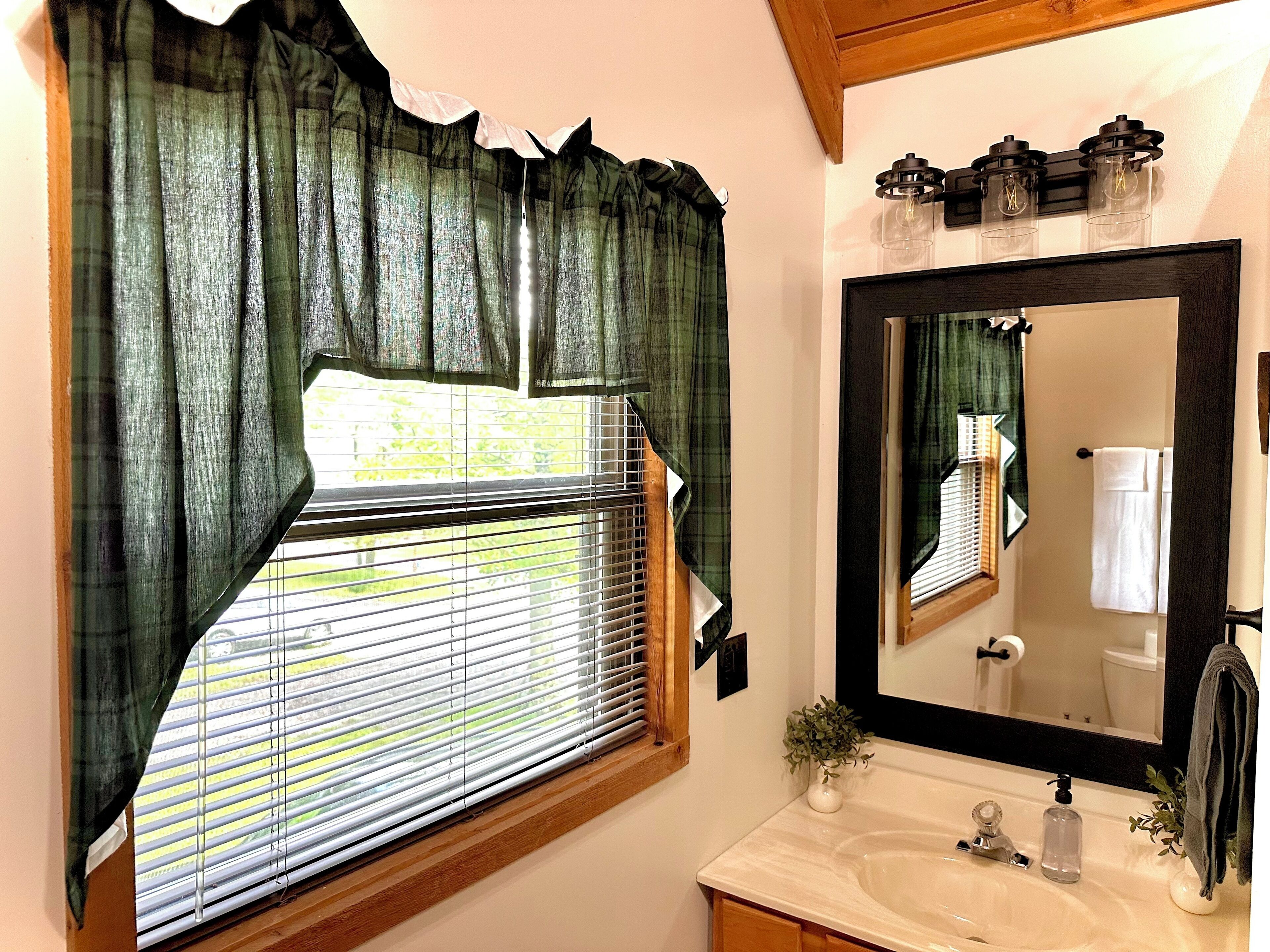 Baignoire à jets, sèche-cheveux, serviettes fournies, savon