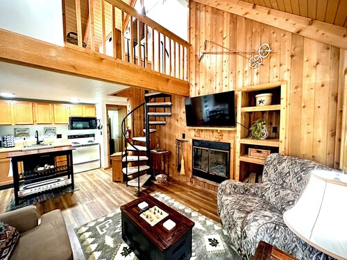 Cozy Cabin in Black Bear-Central Heating-Family & Pet Friendly-Resort Pool