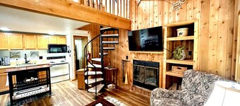 Cozy Cabin in Black Bear-Central Heating-Family & Pet Friendly-Resort Pool