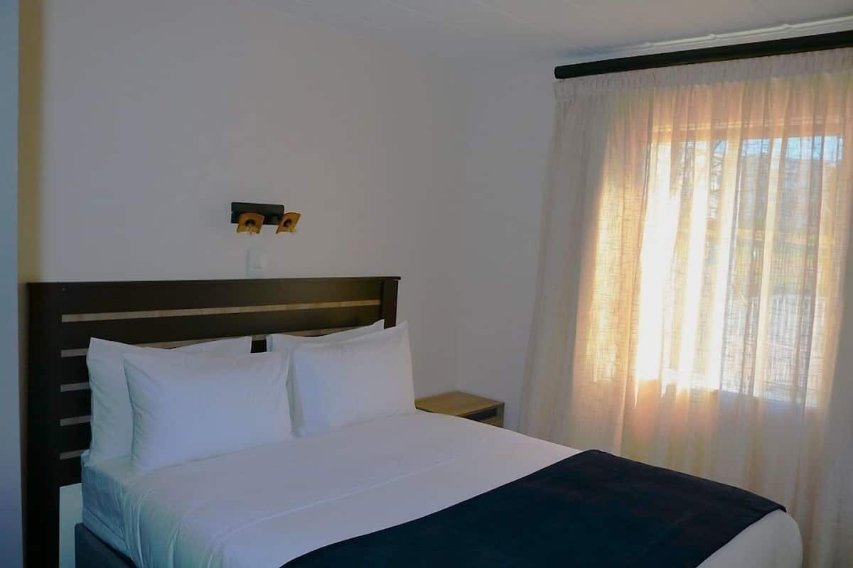 Appartamento Standard, 2 camere da letto, vista città | Una cassaforte in camera, tende oscuranti, ferro/asse da stiro