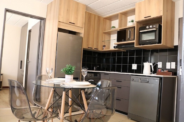 Refrigerador con freezer, microondas, horno, placa de cocina