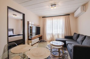 Standard Apartment, 2 Bedrooms, City View | Living area - Melrose Corner (Johannesburg)