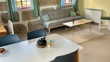 Luxury Apartment, Kitchenette, Garden View | Hypo-allergenic bedding, individually decorated, individually furnished