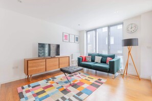 TV - Modern 1BD Flat, 6 min walk to Old Street Station (Greater London)