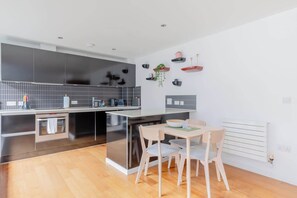 Dining - Modern 1BD Flat, 6 min walk to Old Street Station (Greater London)