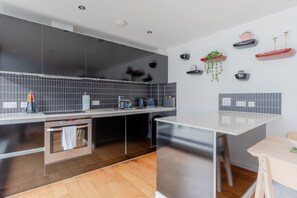 Oven, stovetop, dishwasher, cookware/dishes/utensils - Modern 1BD Flat, 6 min walk to Old Street Station (Greater London)