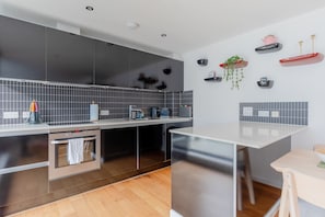 Oven, stovetop, dishwasher, cookware/dishes/utensils
