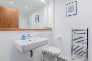 Bathroom - Modern 1BD Flat, 6 min walk to Old Street Station (Greater London)