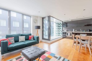 TV - Modern 1BD Flat, 6 min walk to Old Street Station (Greater London)