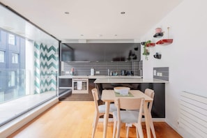 Dining - Modern 1BD Flat, 6 min walk to Old Street Station (Greater London)